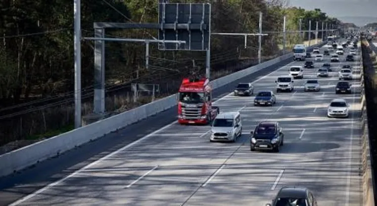 Bild: Elektrifizierung von Straßen für Oberleitungs-Lkw mit Hybridantrieb