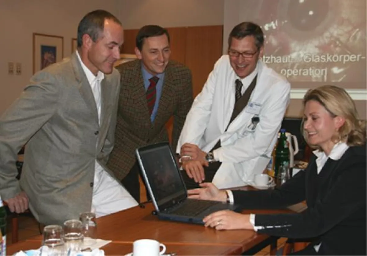 Dr. Christoph Lindemann, Dr Peter Hoffmann (Geschäftsführer der Augen- und Laserklinik), Dr. Michael Glaßmeyer, ärztlicher Direktor des St. Rochus-Hospitals und Dr. Andrea Zimmermann, Netzhautspeziali