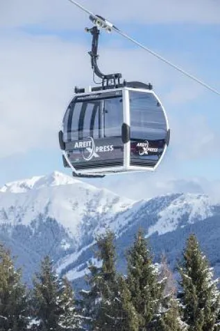 Schmitten eröffnet moderne 10er Kabinenbahn areitXpress - First Class am Berg – bereit zum Boarding Bild: Schmitten eröffnet moderne 10er Kabinenbahn areitXpress - First Class am Berg – bereit zum Boarding