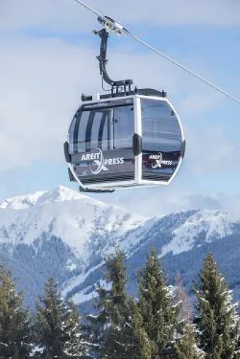 Bild: Schmitten eröffnet moderne 10er Kabinenbahn areitXpress - First Class am Berg – bereit zum Boarding