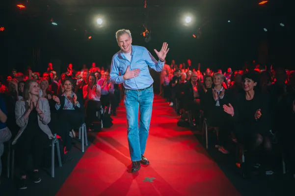 Bild: Hilfe, mein Team ist kaputt! - Thomas Büdinger glänzt beim internationalen Speaker Slam mit Leadership-Appell