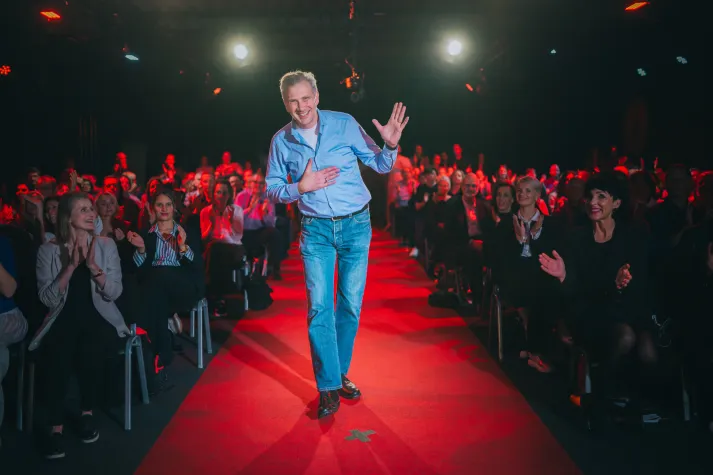 Bild: Hilfe, mein Team ist kaputt! - Thomas Büdinger glänzt beim internationalen Speaker Slam mit Leadership-Appell