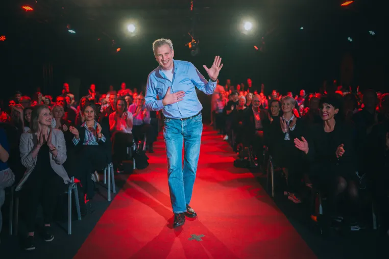 Bild: Hilfe, mein Team ist kaputt! - Thomas Büdinger glänzt beim internationalen Speaker Slam mit Leadership-Appell