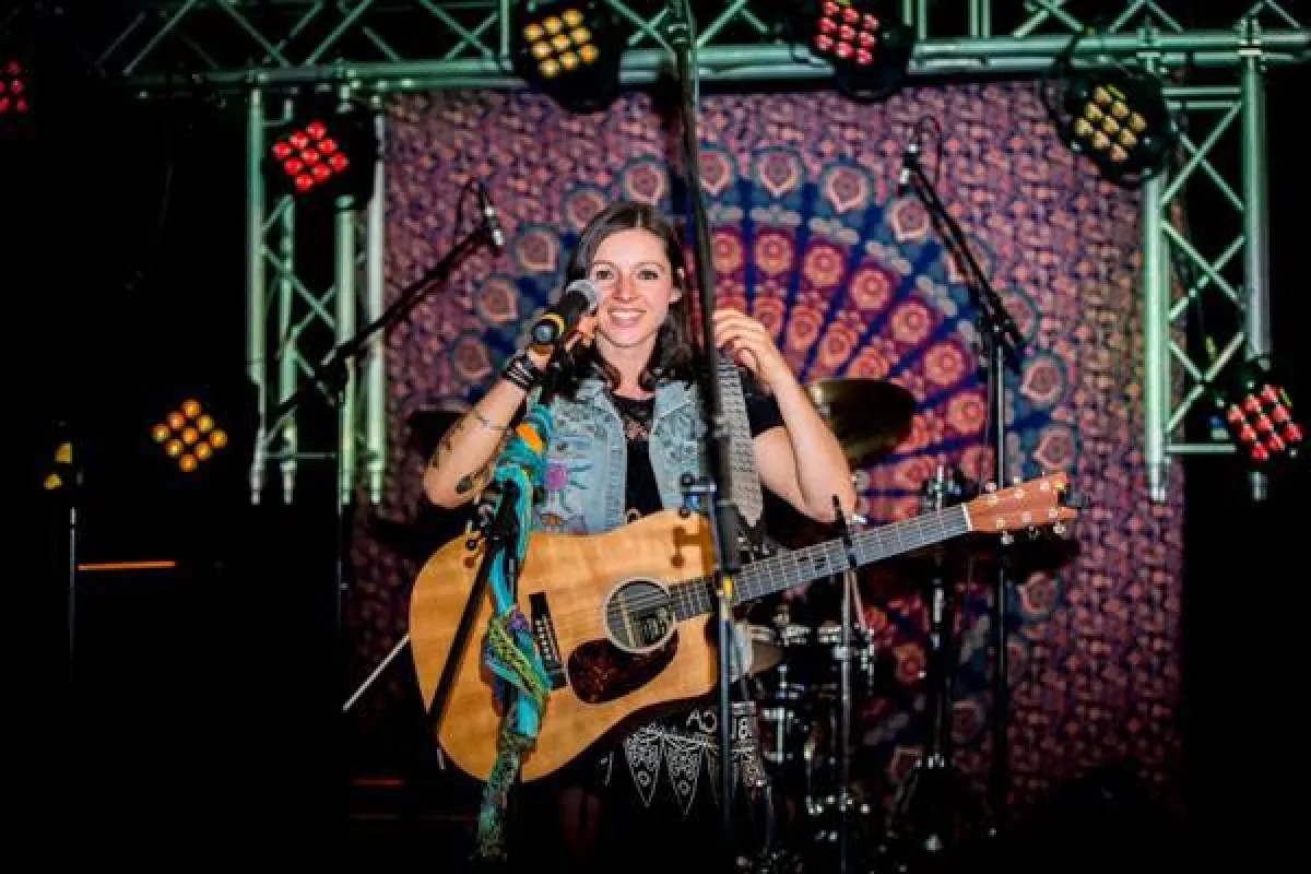 Die Singer-Songwriterin Nadine Fingerhut