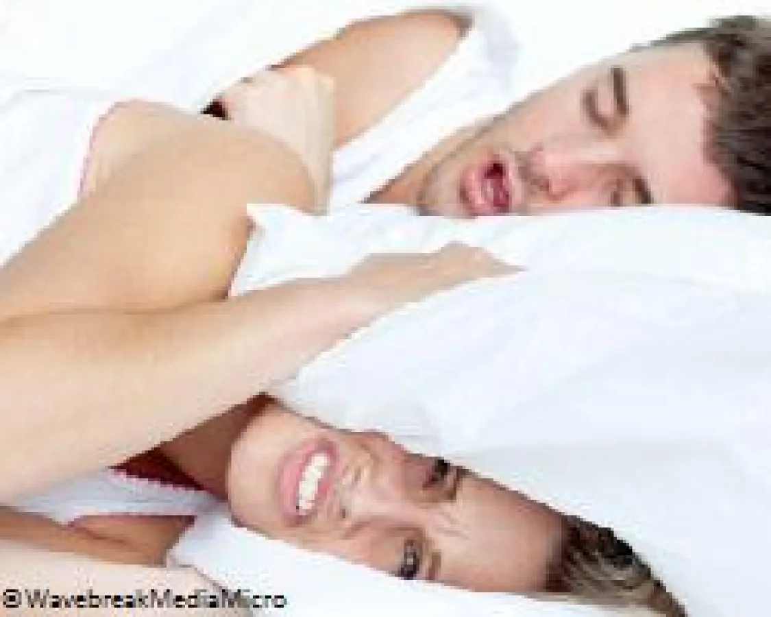 Mit einer Schnarcherschiene stoppen die Dr. Lux Zahnärzte das nächtliche Schnarchen / © WavebreakMed