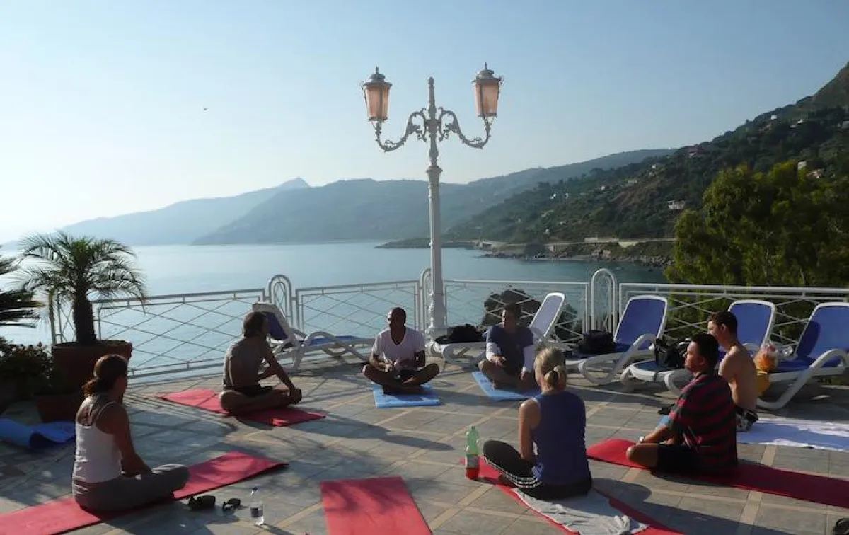 Entspannen beim Yoga auf Sizilien