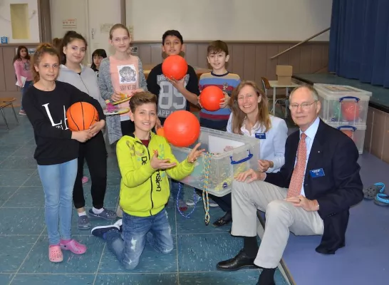 Bild: Rotary-Aktionswoche: Kinder der Wilhelm-Hauff-Grundschule in Wedding bekommen Lesebücher und Pausenkisten