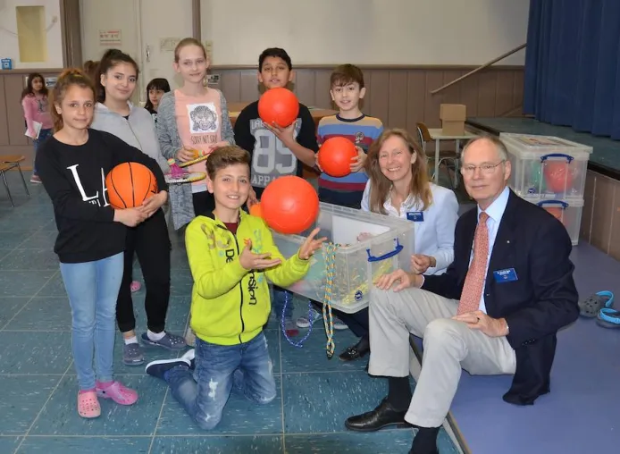 Bild: Rotary-Aktionswoche: Kinder der Wilhelm-Hauff-Grundschule in Wedding bekommen Lesebücher und Pausenkisten