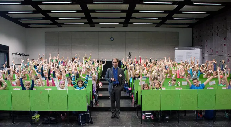 Knapp 200 Junior-Studenten lernen, was ihr Gehirn auf Trab bringt Bild: Knapp 200 Junior-Studenten lernen, was ihr Gehirn auf Trab bringt