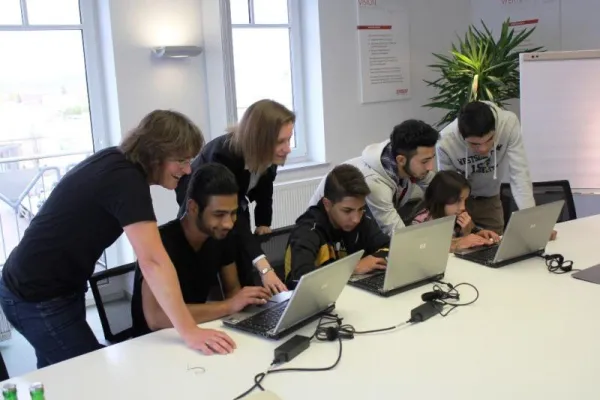 URANO unterstützt Flüchtlings-Notunterkunft mit Notebooks Bild: URANO unterstützt Flüchtlings-Notunterkunft mit Notebooks