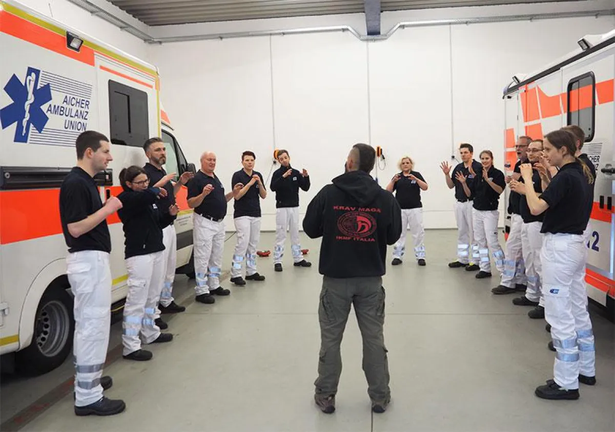 Krav Maga Instruc-tor Sebastian Tomiatti weist Mitarbeiter der Ai-cher Ambulanz Union in die Grundzü