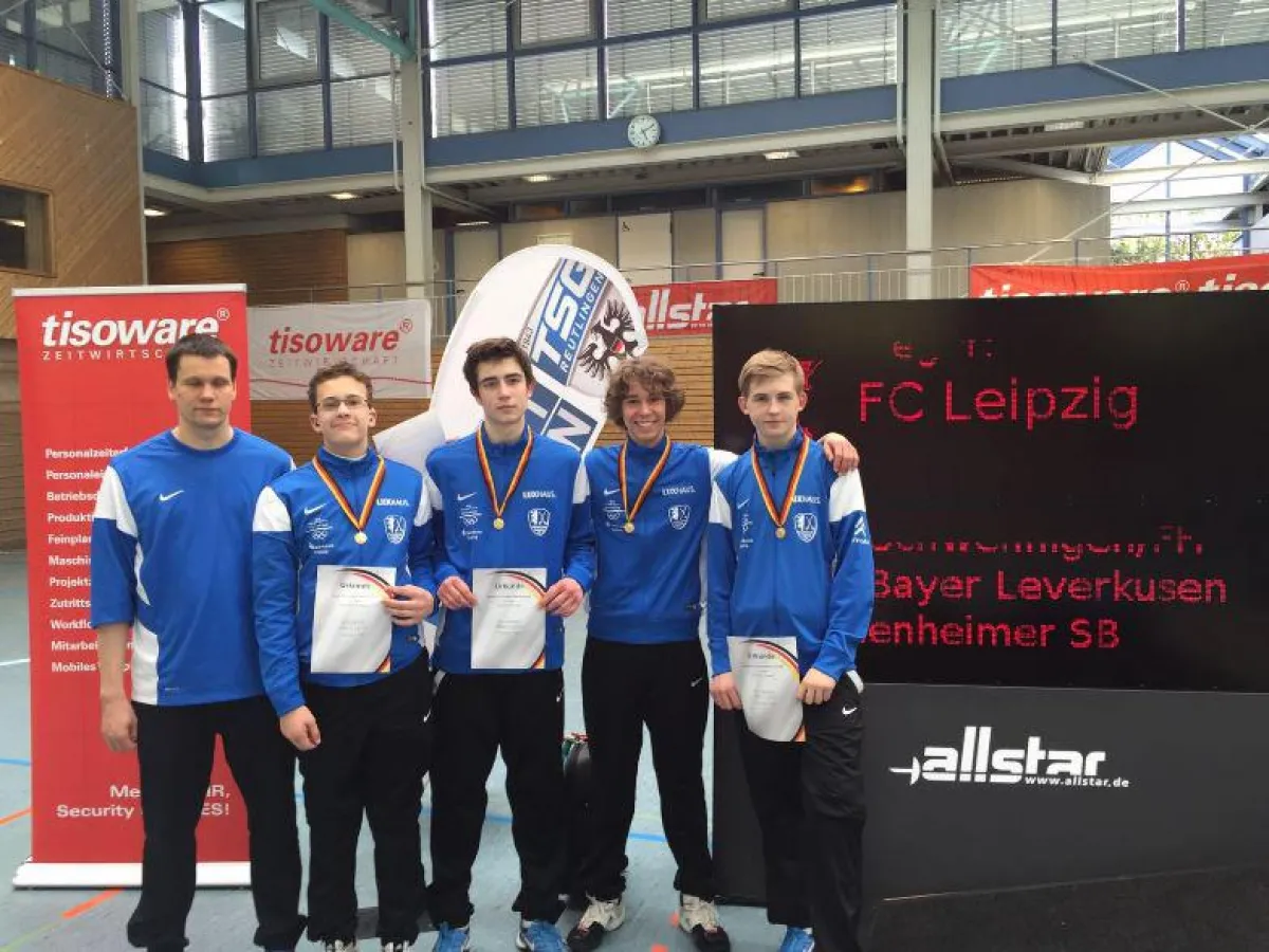 Jonas Enzmann (2. von li.) mit Trainer und Mannschaftskameraden (Foto: S. Enzmann)