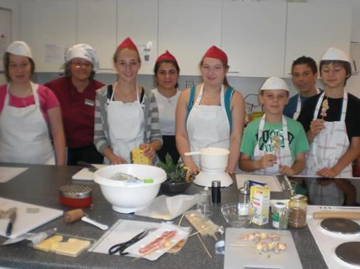 Die Ferien-Köche mit FAW-Ausbilderin Regina Nicodemus (2. v.l.) in Aktion