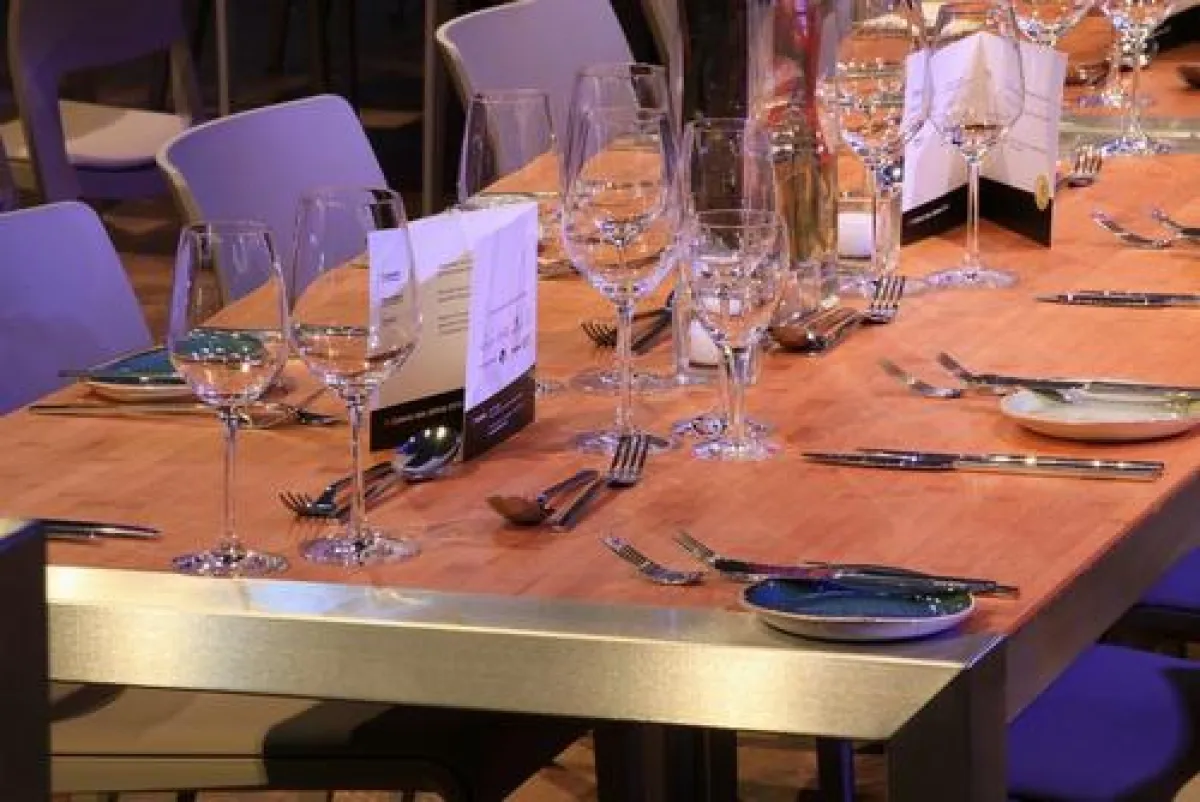 Vier verschiedene Tischplatten können den Algarve-Tisch zieren: weiß, schwarz, Beton und Bambus