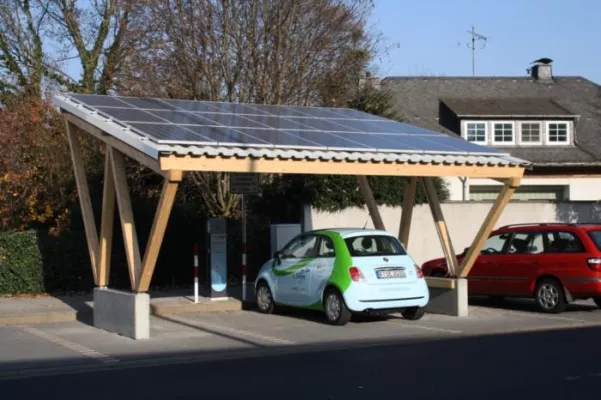 Bild: Erster Solarcarport mit Ladesäule im Main-Taunus-Kreis