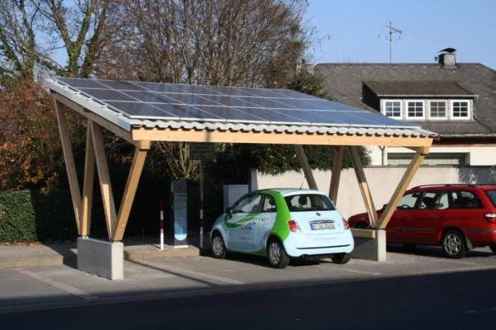 Erster Solarcarport mit Ladesäule im Main-Taunus-Kreis Bild: Erster Solarcarport mit Ladesäule im Main-Taunus-Kreis