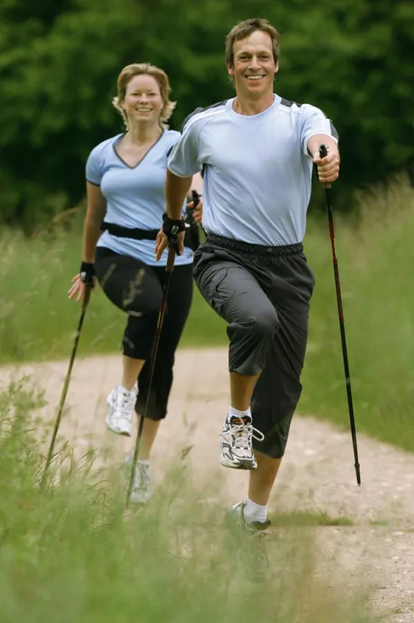 Hopserlauf mit Nordic Walking Stöcken von HUDORA