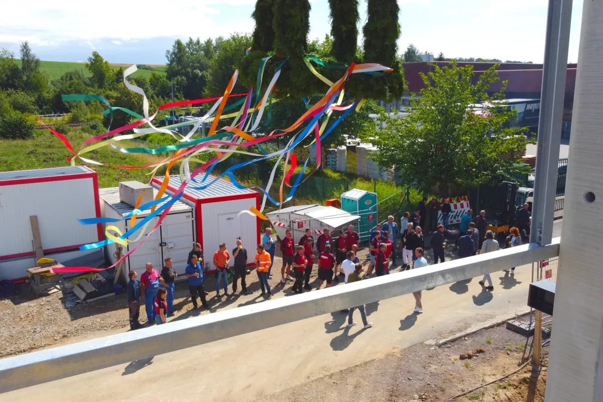 Richtfest in Nossen: Der Richtkranz hängt (© Hermann Meyer KG)
