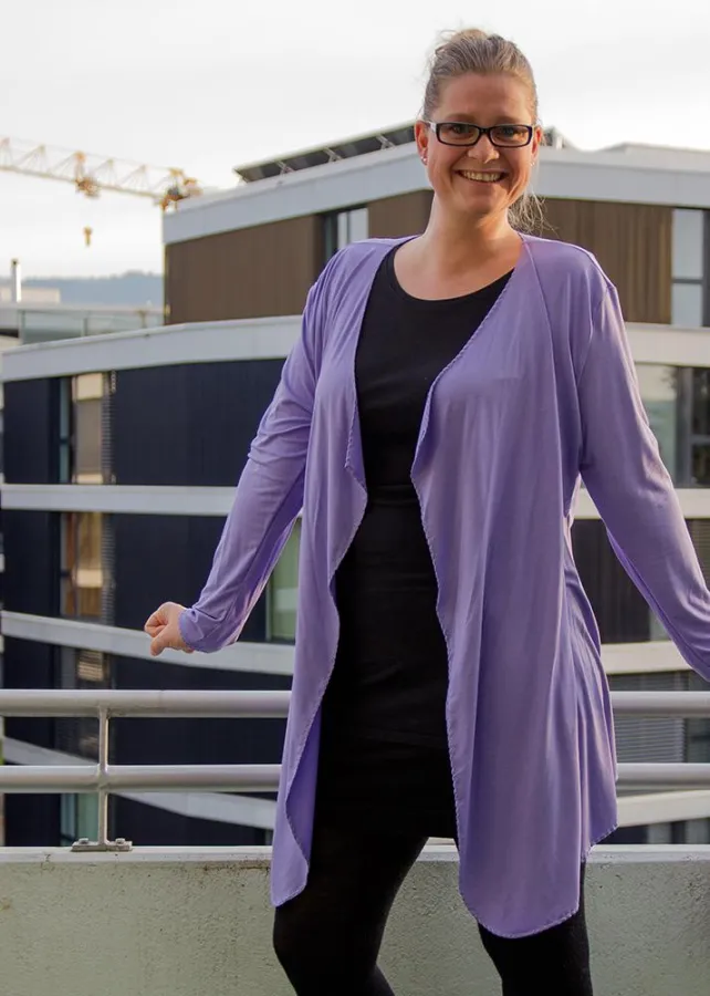 Kristin Kahmeier in dem Cardigan, der am 01.03.2016 als Schnittmuster erscheint.