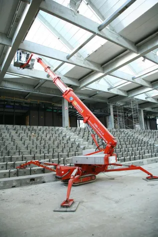Bild: System Lift überbrückt Tribünen mit Raupen-Arbeitsbühnen