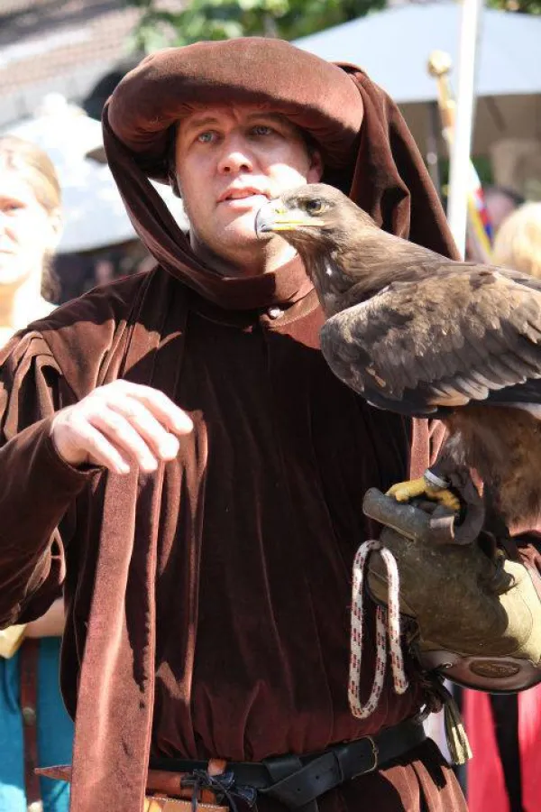 Falkner Alfred Berg mit Steppenadlerdame Hera