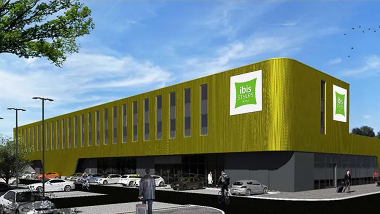 Bild: Spatenstich für das neue ibis Styles Nördlingen