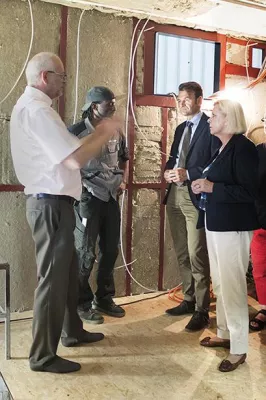 Bild: Hilde Mattheis, Mitglied des Bundestages und Jörg Seibold, Bürgermeister von Blaubeuren bei Heinkel Modulbau