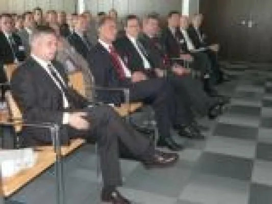 Bild: CCeV Automotive Forum in Neckarsulm: Leichtbau mit Faserverbundwerkstoffen sichert die Zukunft des Autobaus