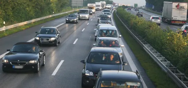Herbstferien in sieben Bundesländern: Die Straßen werden voller Bild: Herbstferien in sieben Bundesländern: Die Straßen werden voller