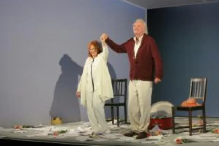 „Geliebter Lügner“ im Schlosspark Theater Berlin: „Ein Karneval von Worten“ Bild: „Geliebter Lügner“ im Schlosspark Theater Berlin: „Ein Karneval von Worten“