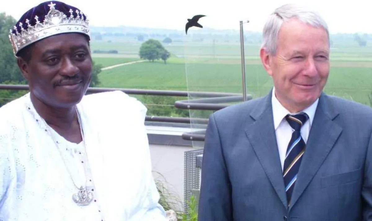 Seine Exzellenz König Lawson VIII (links) und Bernhard Grotz, Kfm. Direktor Herz-Zentrum Bad Krozingen (rechts)