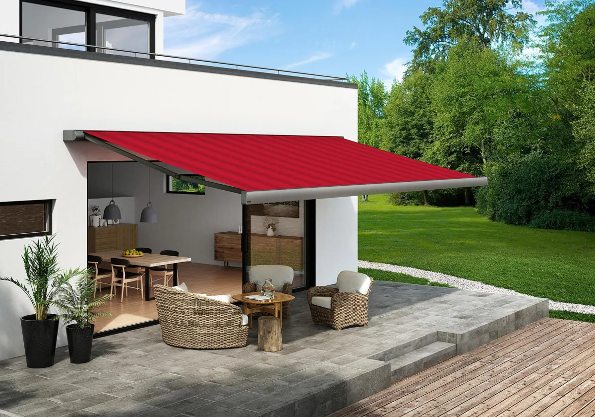 Die Kassettenmarkise markilux 970 im Non-Colour-Stil und dezent akzentuierender LED-Beleuchtung.