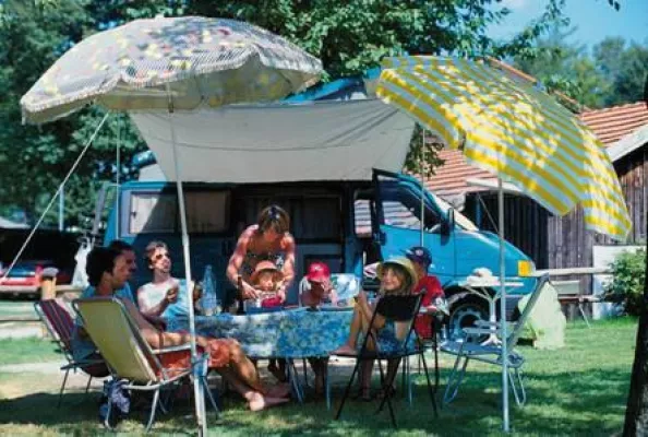 Bild: Camping 1. Klasse: Im 5-Sterne Campingresort am Waginger See kommen Groß und Klein auf ihre Kosten