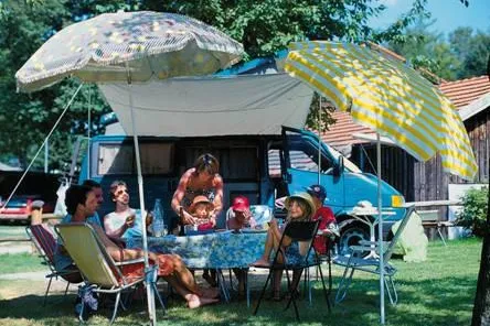 Bild: Camping 1. Klasse: Im 5-Sterne Campingresort am Waginger See kommen Groß und Klein auf ihre Kosten