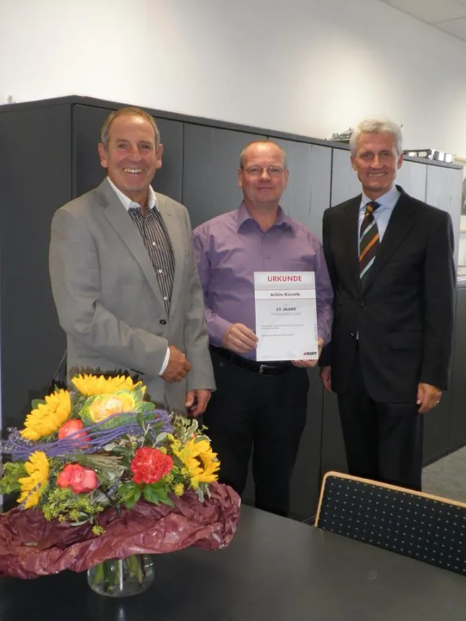 Jubilar Achim Künstle (Mitte) mit Hubert Reiff und R.E.T.-Geschäftsführer Horst Schäfer (li.)