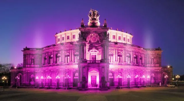 Bild: Bauchchirurgen des Dresdner Uniklinikums lassen am Weltpankreaskrebstag Semperoper lila leuchten