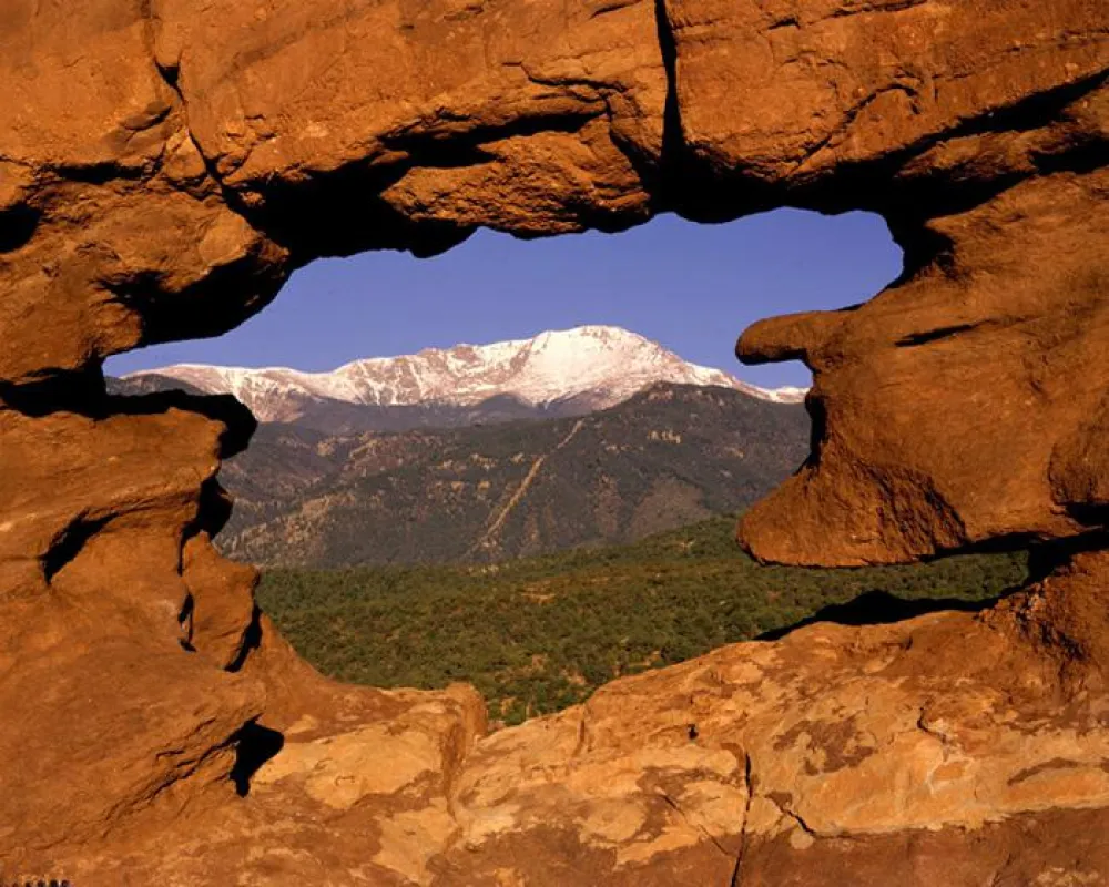 Pikes Peak und Manitou Incline durch ein Fenster im Garden of the Gods (c) VisitCOS.com