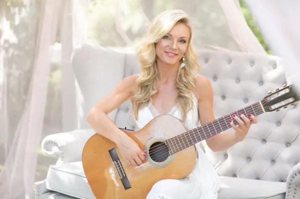 Nach Platin mit Maffay: Acoustic-Gitarren-Queen Nadia Kossinskaja erhält Impala-Silver-Award Bild: Nach Platin mit Maffay: Acoustic-Gitarren-Queen Nadia Kossinskaja erhält Impala-Silver-Award