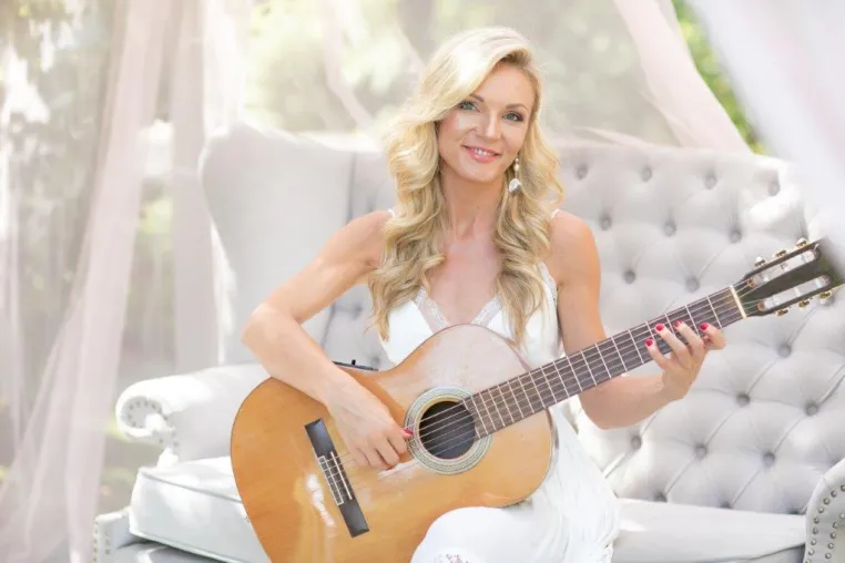 Bild: Nach Platin mit Maffay: Acoustic-Gitarren-Queen Nadia Kossinskaja erhält Impala-Silver-Award
