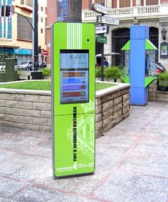 Bild: Touristen und Bürger informieren sich per Touchscreen System