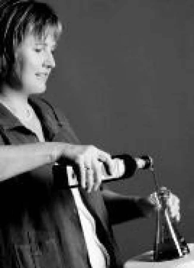 Angelika Deutschmann-De Luca bei der Vorbereitung einer Olivenölverkostung