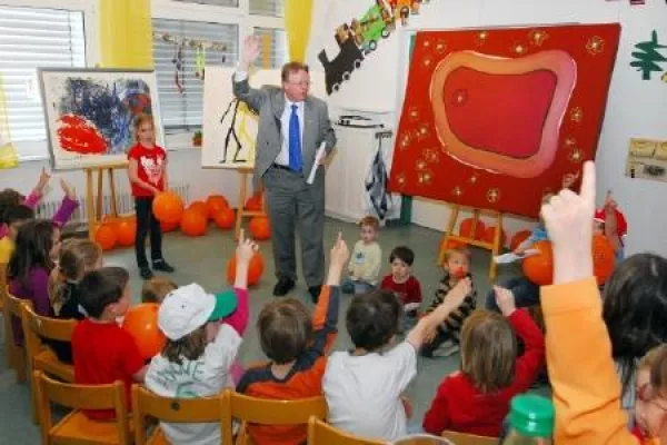Bild: Kinder treffen Künstlerinnen - Unternehmerfamilie Lapp übergibt Bilder an die Kindertagesstätte Bärcheninsel