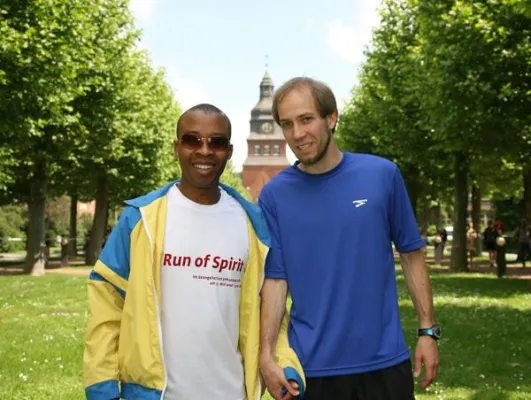 Bild: Run of Spirit unterstützt Charity Projekt des schnellsten blinden Marathonläufers der Welt mit 13.000 Euro