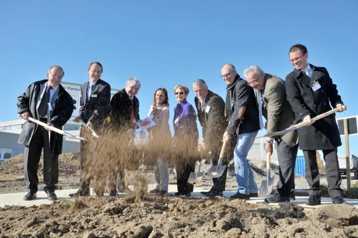 Mit dem feierlichen Spatenstich am 26. Oktober 2011 fiel der Startschuss für das Neubauvorhaben der Polytec GmbH.