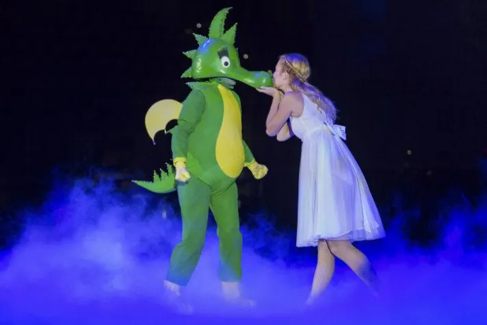 Bild: Tabaluga und Peter Maffay suchen die Freundschaft