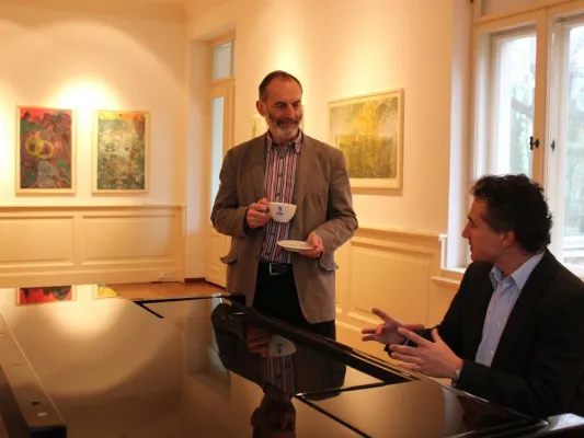 Bild: Brahms bei Klinger und Kinder im Würfel, Wege zu Bach und in die Fremde – 7. Saison der Notenspur-Salons