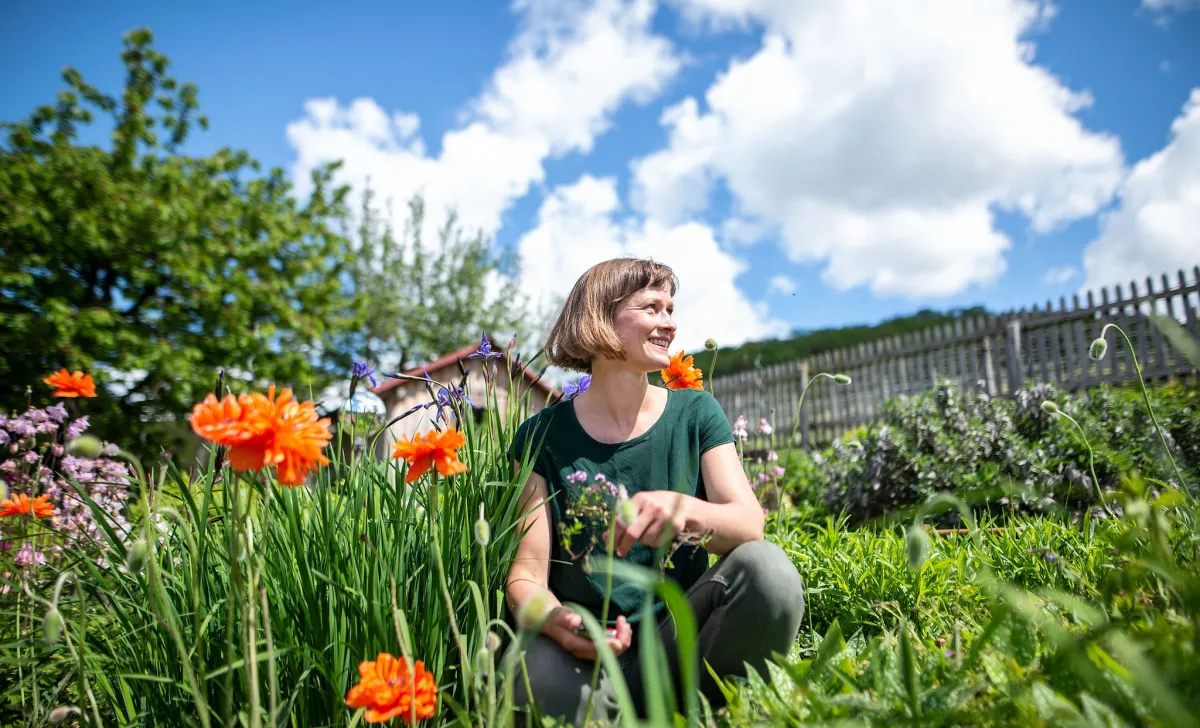 Gunhild Rudolph im Garten (© Anja Baumann Design & Fotografie)