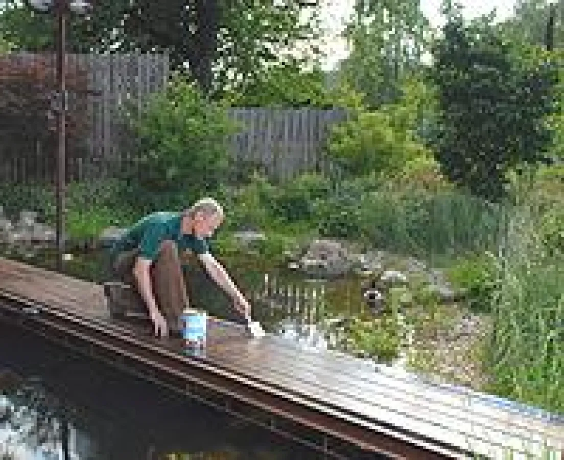 Hölzer benötigen besonders an regenreichen Tagen oder in direkter Umgebung von Gewässern einen effektiven Schutzmantel ? z.B. dem Wasserblocker von PNZ.