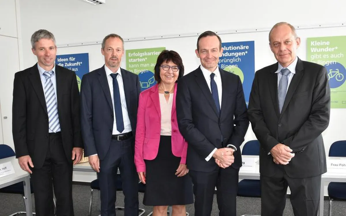 Minister Wissing besucht die TH Bingen. V.l.n.r: Prof. Dr. Thore Toews, Prof. Dr. Oliver Türk, Agnes Pohlmann (MWVLW), Minister Dr. Volker Wissing, Prof. Dr. Clemens Wollny. (TH Bingen)