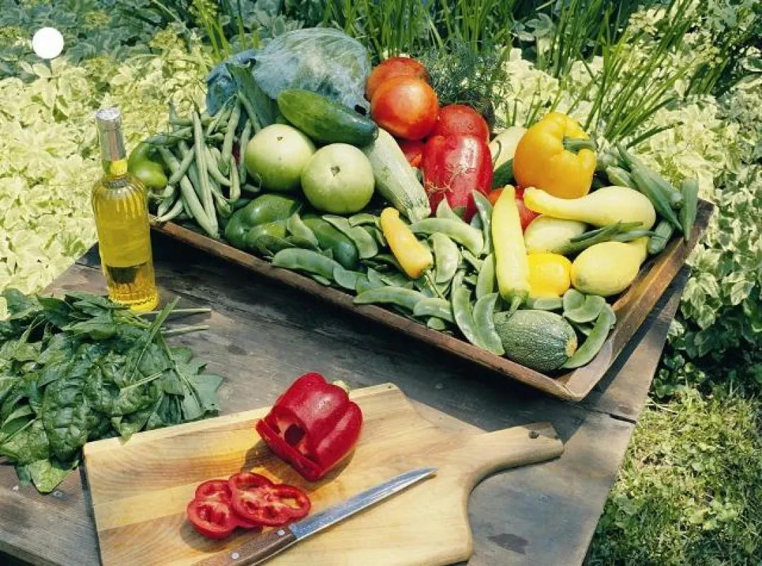 Übersäuerung kann nicht schnell durch eine Ernährungsumstellung korrigiert werden. Der Körper muss erst gründlich entsäuert werden. Hilfreich sind basische Vitalstoffe wie zum Beispiel Basica. Infos: